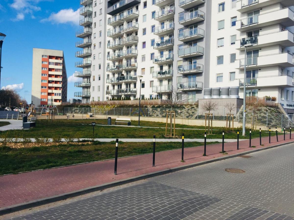 Sunny Sleeps 4 By The Beach With Garden Patio - Gdansk Przymorze Apartamento Exterior foto