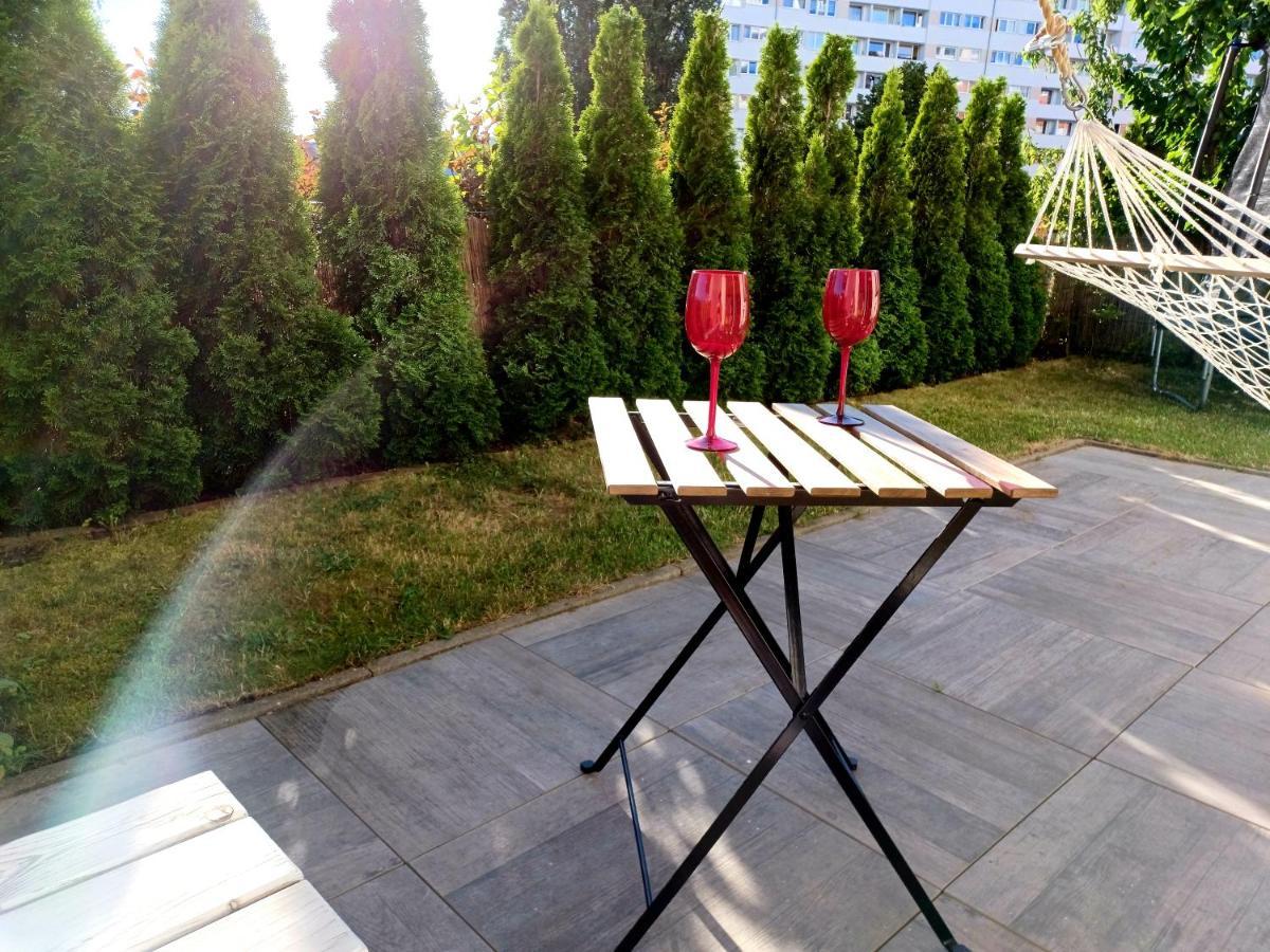 Sunny Sleeps 4 By The Beach With Garden Patio - Gdansk Przymorze Apartamento Exterior foto