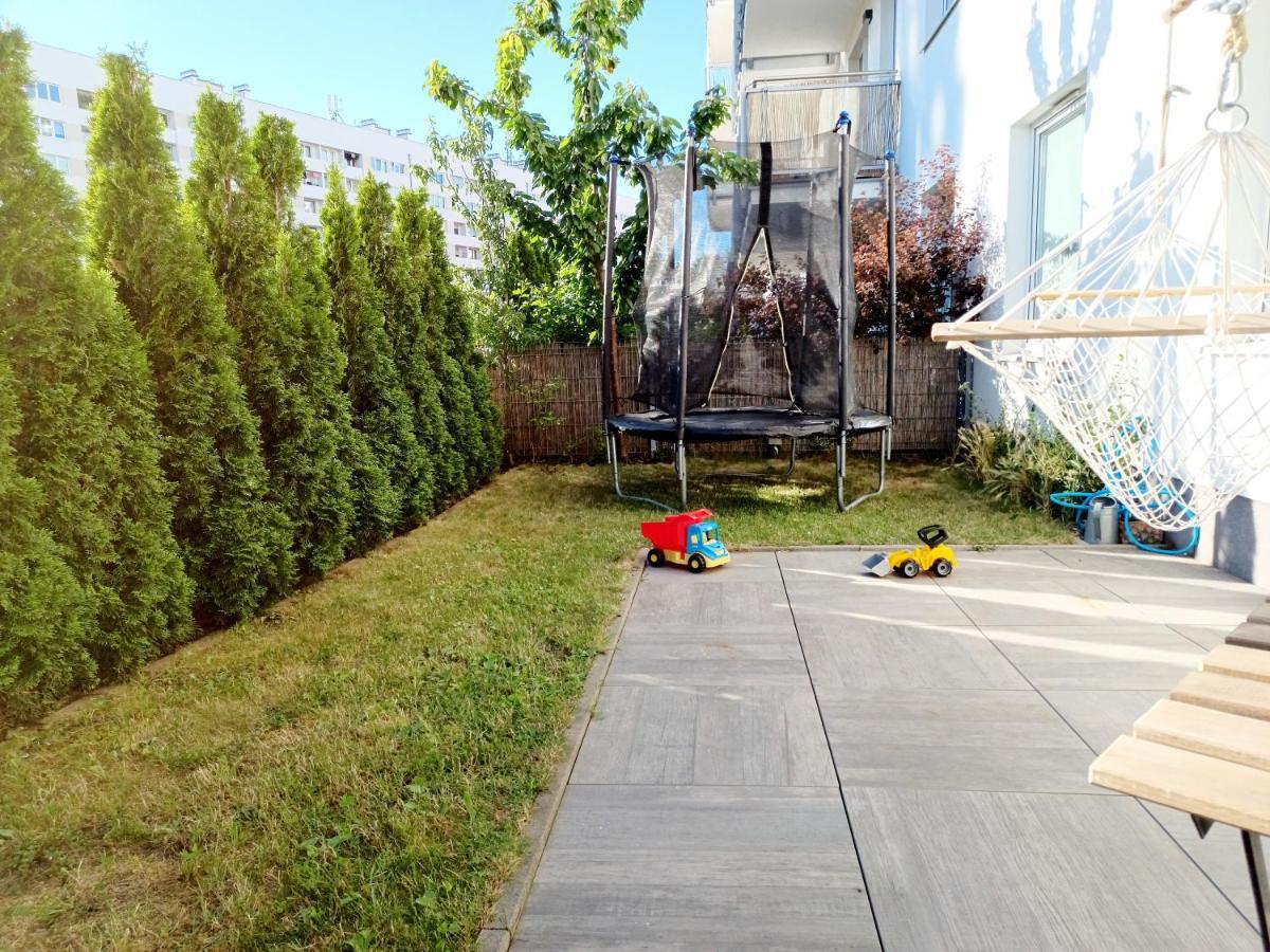 Sunny Sleeps 4 By The Beach With Garden Patio - Gdansk Przymorze Apartamento Exterior foto