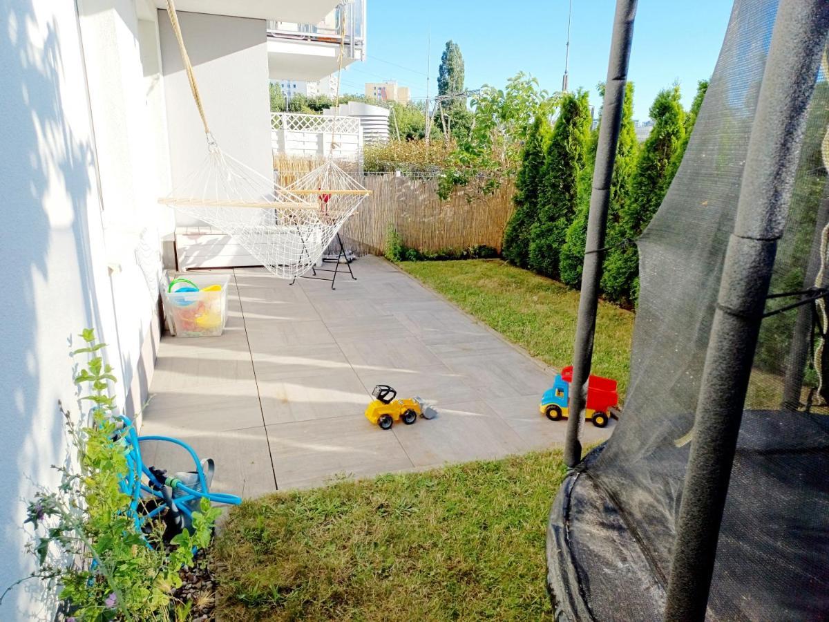 Sunny Sleeps 4 By The Beach With Garden Patio - Gdansk Przymorze Apartamento Exterior foto